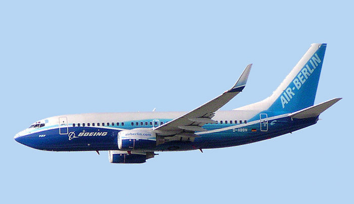 Een B737-700 van Air Berlin in Boeing-kleuren. Foto: Arcturus/Wikipedia; gewijzigd; GNU-FDL 1.2.