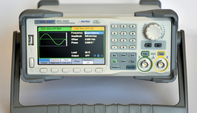 Review: The Siglent SDG1032x Arbitrary Function Generator | Elektor ...