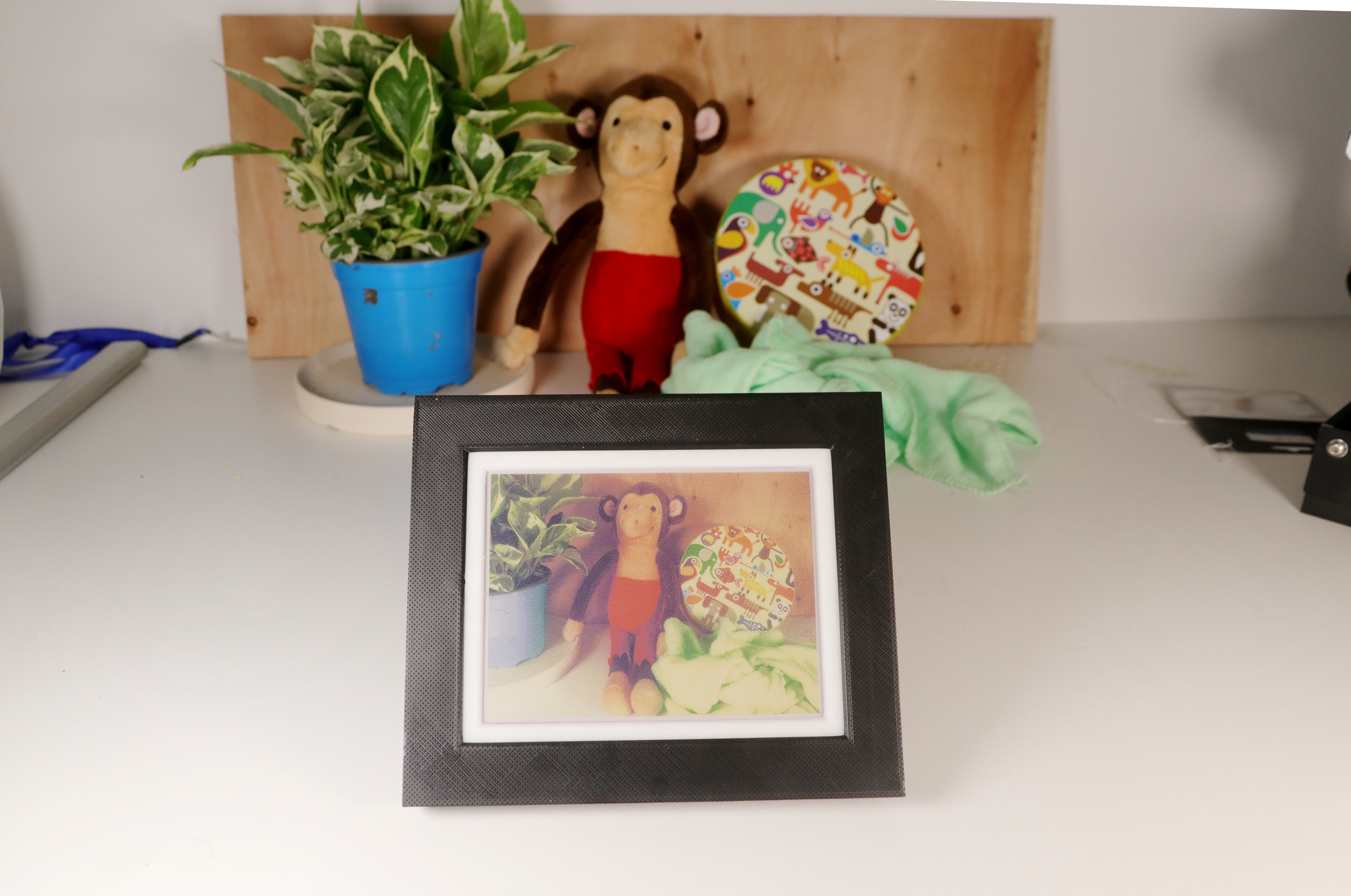 A Color E-Ink Wi-Fi Picture Frame