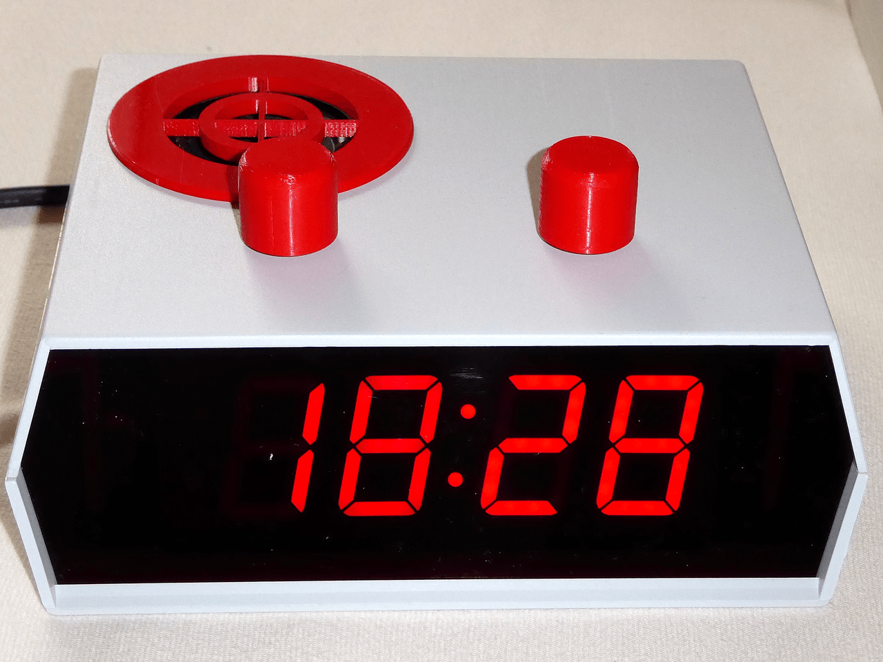 Efficient alarm clock with low radiation, big display and music player Elektor