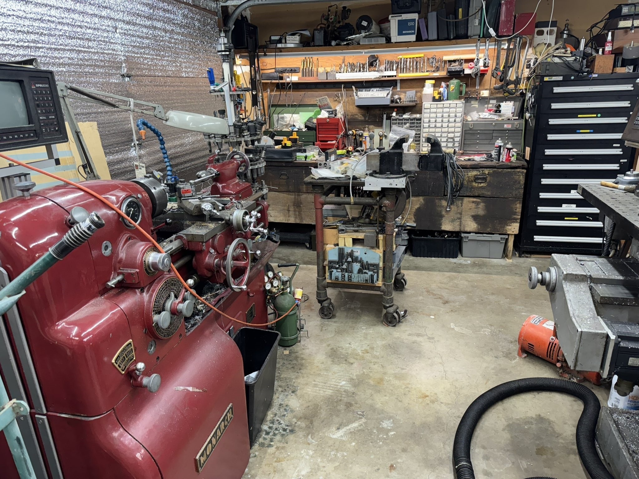 The workspace has a Monarch 10EE lathe.
