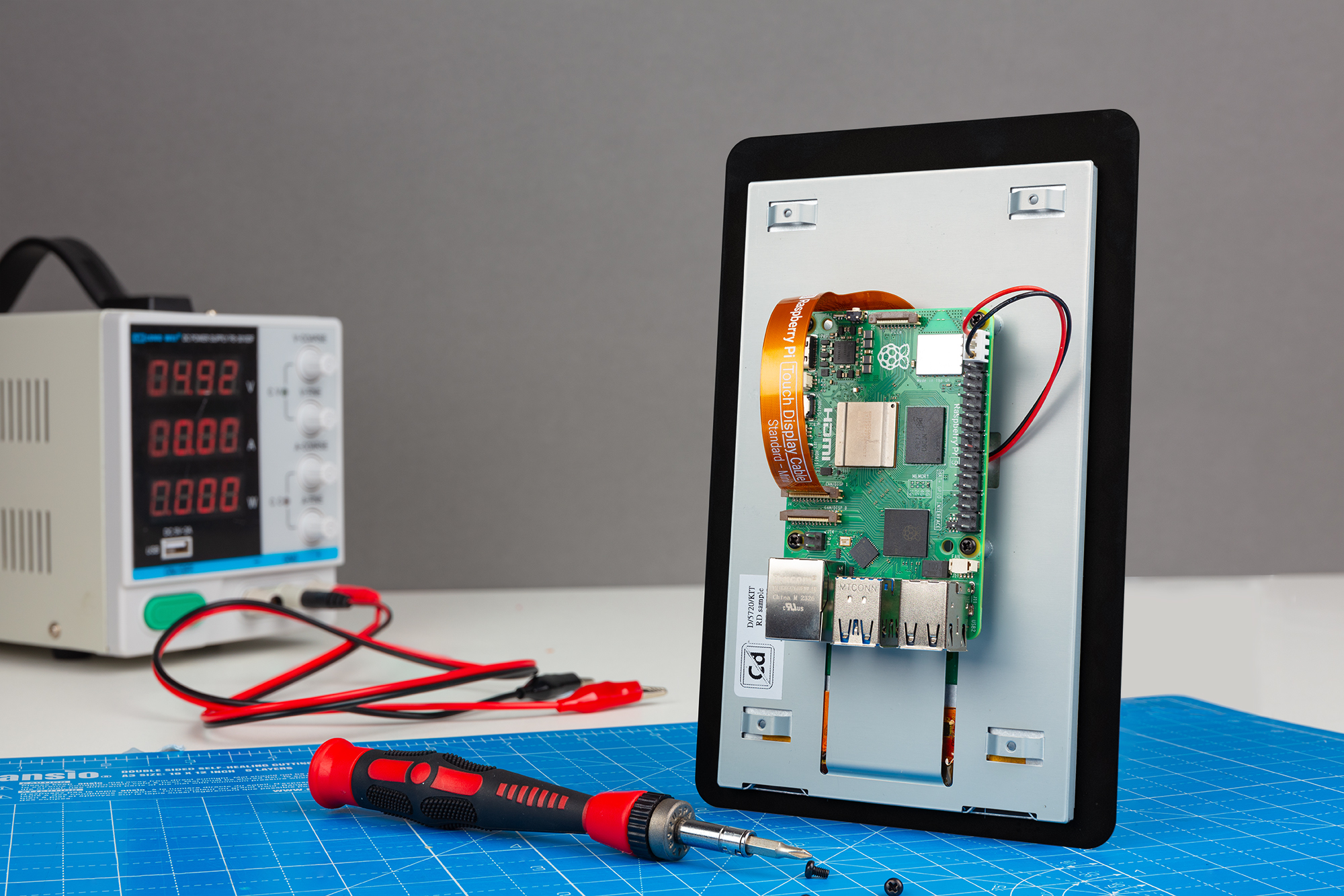 Raspberry Pi Touch Display 2 Hands-On | Elektor Magazine