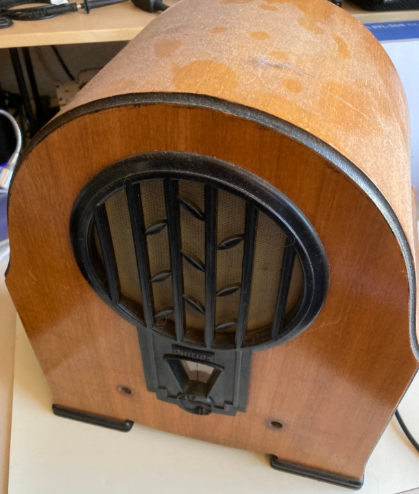 Old housing of a radio.