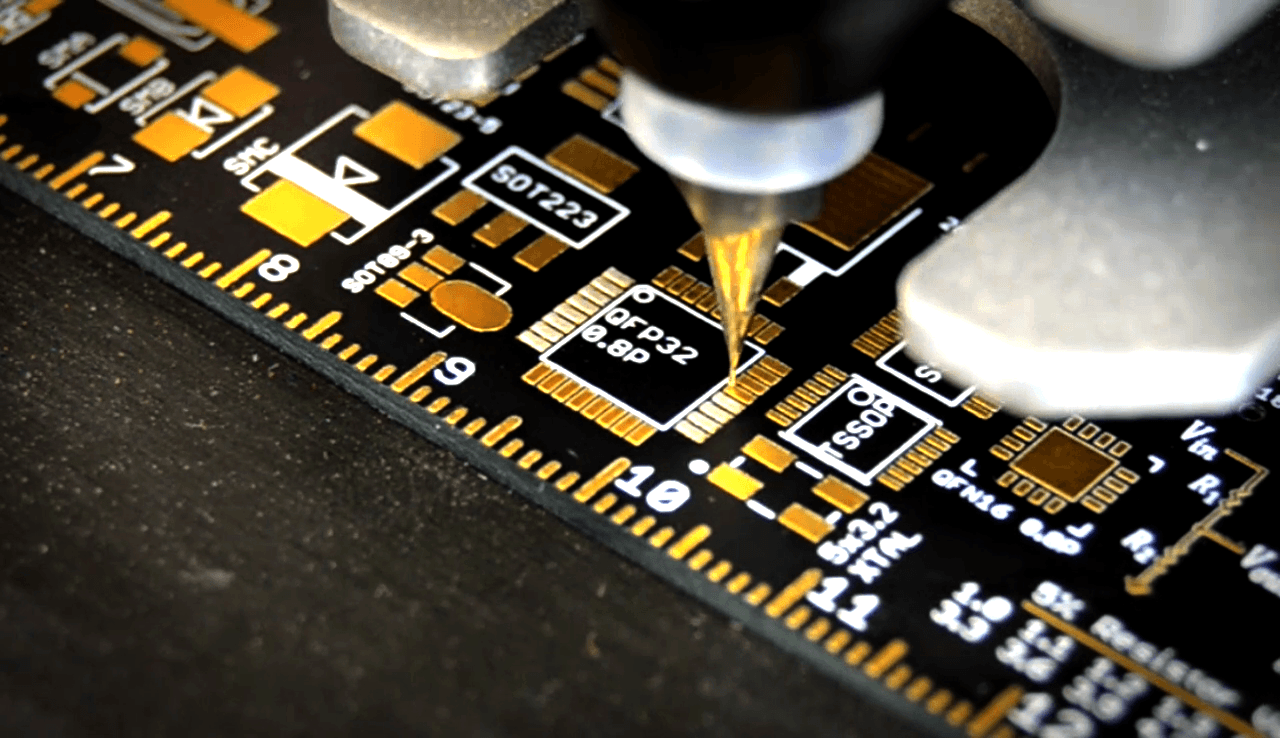 Voltera V-One, ein Prototyping-Werkzeug zur Erstellung maßgeschneiderter Platinen am Schreibtisch