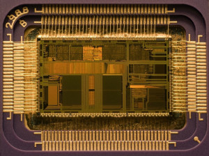 Puce de CPU 486 – très loin du térahertz.
Illustration : Uberpenguin/Wikipedia.com. GNU FDL 1.2
