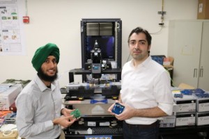 Amin Arbabian, hoogleraar elektrotechniek (r) en Angad Rekhi demonstreren hun ultrasone wake-up ontvanger.