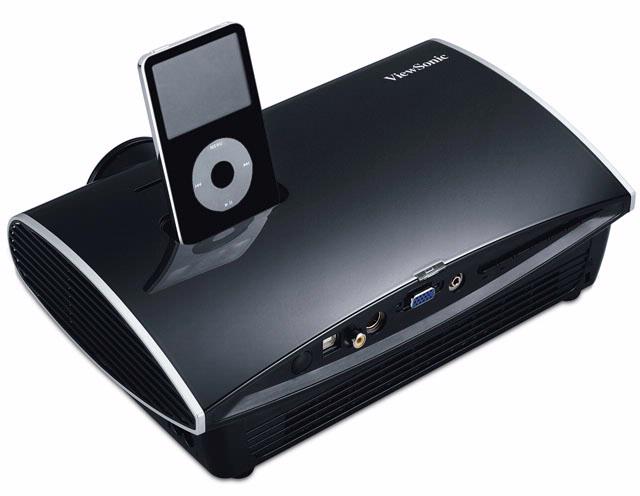 De iPod-dock van de ViewSonic PJ258D lijkt ons eerder een modegril dan een echte brenger van meerwaarde.