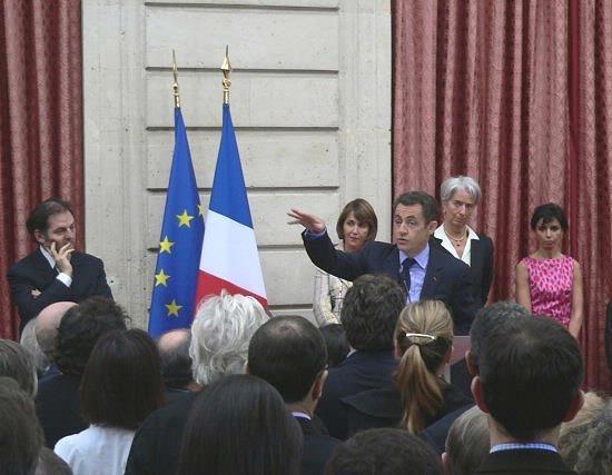 President Sarkozy ontvangt het voorstel om internetpiraten te bannen.