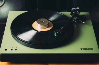 Cambridge Audio X Maharishi : platine vinyle et couteurs intra-auriculaires dans le style de Maharishi