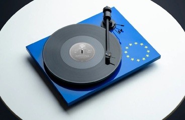 Pro-Ject Audio EU draaitafel: handgemaakt in Europa in de kleuren van de EU-vlag