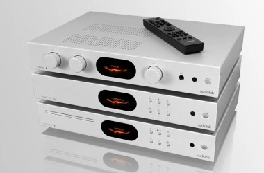 Audiolab onthult versterker 7000A, CD-loopwerk 7000CDT en streamer 7000N Play