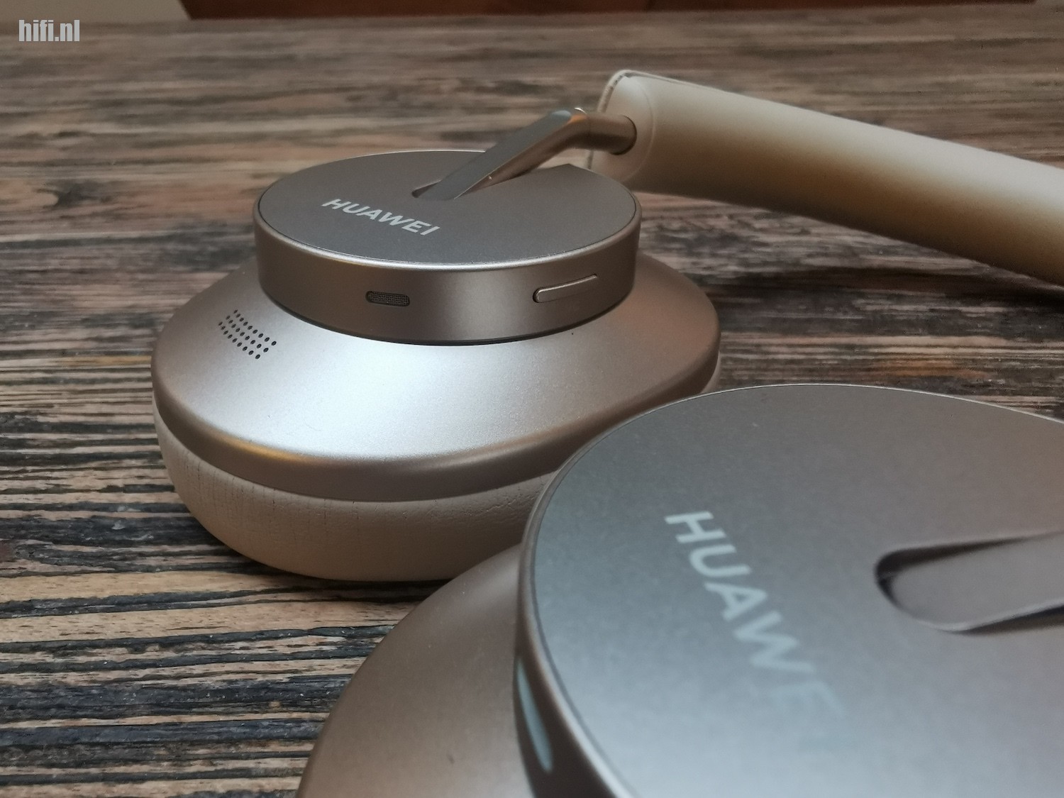 Huawei freebuds studio discount vs bose 700
