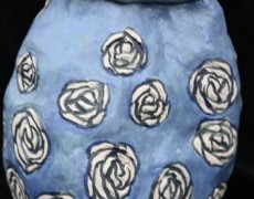 Blauwe vaas met witte rozen 