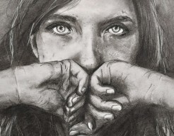 Portret achter handen