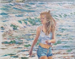 Jonge vrouw wandelt in de oceaan