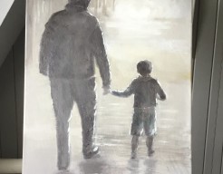 Oerpake en achterkleinzoon wandelend naar licht