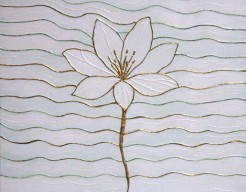 Witte bloem met gouden reliëflijnen 