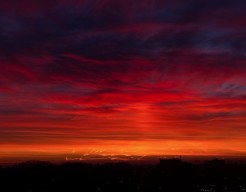City Sunrise - panorama van rode wolkenlucht met zonsopkomst