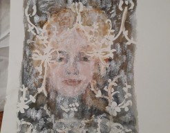 Vrouw achter vitrage