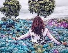 Vrouw in natuurlandschap met vergezicht