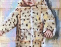 Kind in gevlekte jas