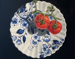 Twee tomaten op een Delftsblauw bordje (Heinen Delftsblauw)
