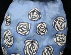 Blauwe vaas met witte rozen 