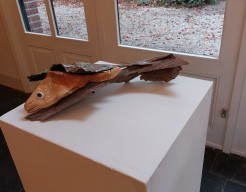 Soort reptiel op boomstronk