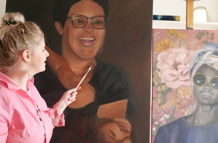 Ilana midden in het proces van een schilderij voor de serie portretten over mensen met niet-aangeboren hersenletsel.
 