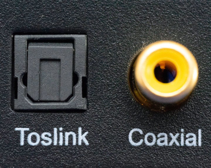 Sorties S/PDIF via les connecteurs coaxiaux Toslink ou RCA. 