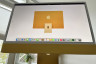 Het scherm van de Apple iMac (2021) is een stuk groter als dat van de MacBook Air, en net zo scherp.