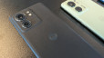 Close-up van de 'vegan leather' achterkant van de Motorola edge 40