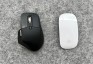 Logitech MX Master 3S for Mac (links) naast Apple Magic Mouse