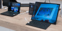 ASUS Zenbook 17 Fold OLED: rechts als 'desktop', links als laptop