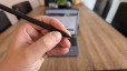 De Stylo stylus voor de OnePlus Pad 2 voelt prettig in de hand aan.