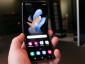 De Samsung Galaxy Z Flip 4 is een vouwbare smartphone. In het midden van het scherm zit een kleine, maar voel- en zichtbare vouw.