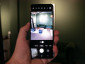 Samsung Galaxy Z Flip 4 met de camera in standaard stand, en het toestel geheel open gevouwen.