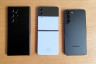De uitgevouwen Samsung Galaxy Z Flip 4 naast een Galaxy S22+ (rechts) en een Galaxy S22 Ultra (links)