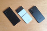 De uitgevouwen Samsung Galaxy Z Flip 4 naast een Galaxy S22+ (rechts) en een Galaxy S22 Ultra (links)