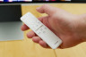 Samsung Odyssey G8 OLED afstandsbediening in de hand
