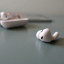 De Apple AirPods Pro (2e generatie) overtuigen met uitstekende ruisonderdrukking en geluidskwaliteit - voor wie diep in het Apple ecosysteem zit, is de hoge aanschafprijs te verantwoorden.