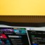 In deze verdikking van de bovenrand van de EIZO ColorEdge CG2700S zit de benodigde hardware voor zelfkalibratie