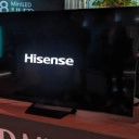 Op deze foto is goed zichtbaar dat zwart op een MiniLED televisie ook echt zwart is
