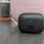 JBL Tune 230NC TWS in de hard plastic laadcase 