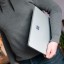 De Microsoft Surface Laptop Studio onder de arm