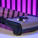 MSI Claw 8 AI+ detail: trekkers links en RGB-verlichte stick met hall-effect links