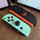 Nintendo Switch 2 - originele Joy-Con naast die van de Switch 2