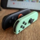 Nintendo Switch 2 - originele Joy-Con naast die van de Switch 2
