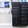 Deze twee server racks op Computex 2025 bevatten een uitgebreid assortiment aan enterprise opslag van Synology, waaronder de gloednieuwe PAS7700.