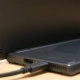 ASUS ZenScreen MB16QHG - aansluitingen rechts en joystick voor OSD-bediening rechts